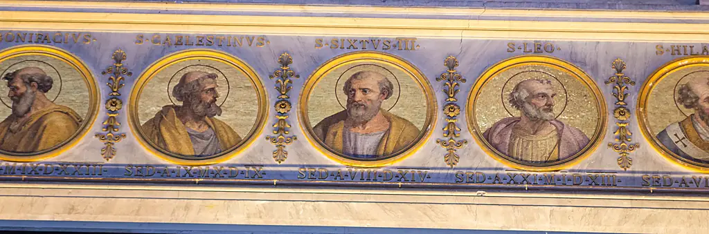 Ausschnitt des Medaillonfrieses: runde Mosaikbildnisse auf Goldgrund, darüber die Namen S. CAELESTINVS, S. SIXTVS III und S. LEO – Coelestin I., Sixtus III. und Leo der Große.